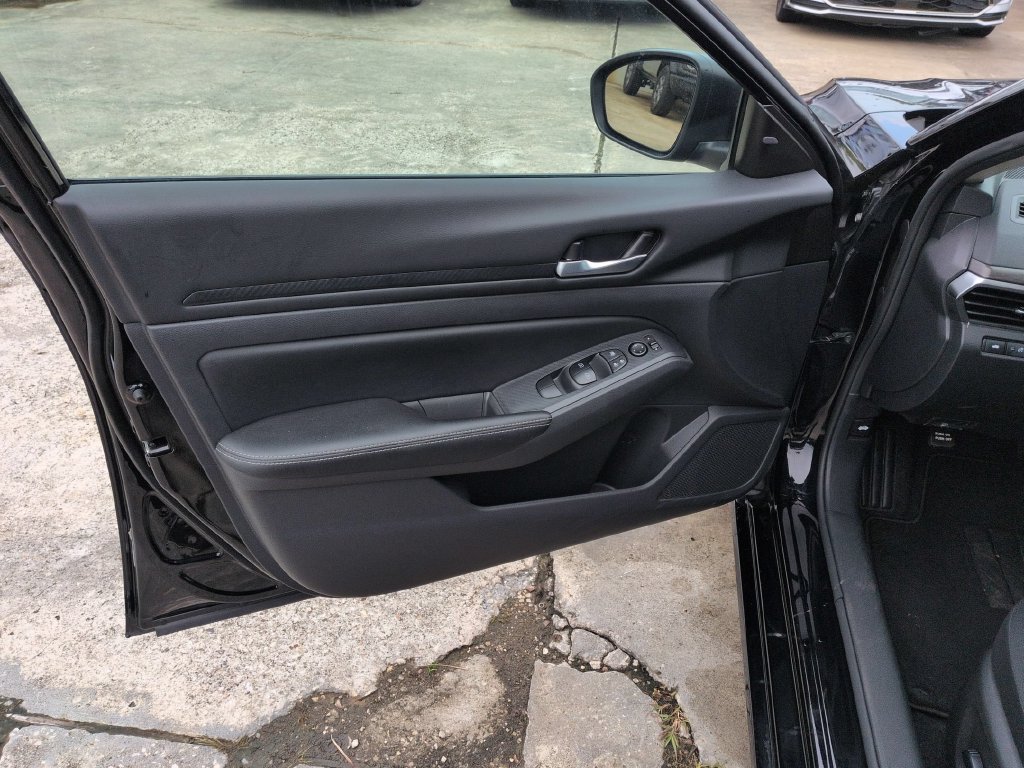 Used 2025 Nissan Altima 2.5 SV FWD image 11
