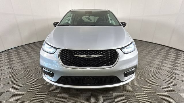 Used 2024 Chrysler Pacifica Touring-L FWD image 7