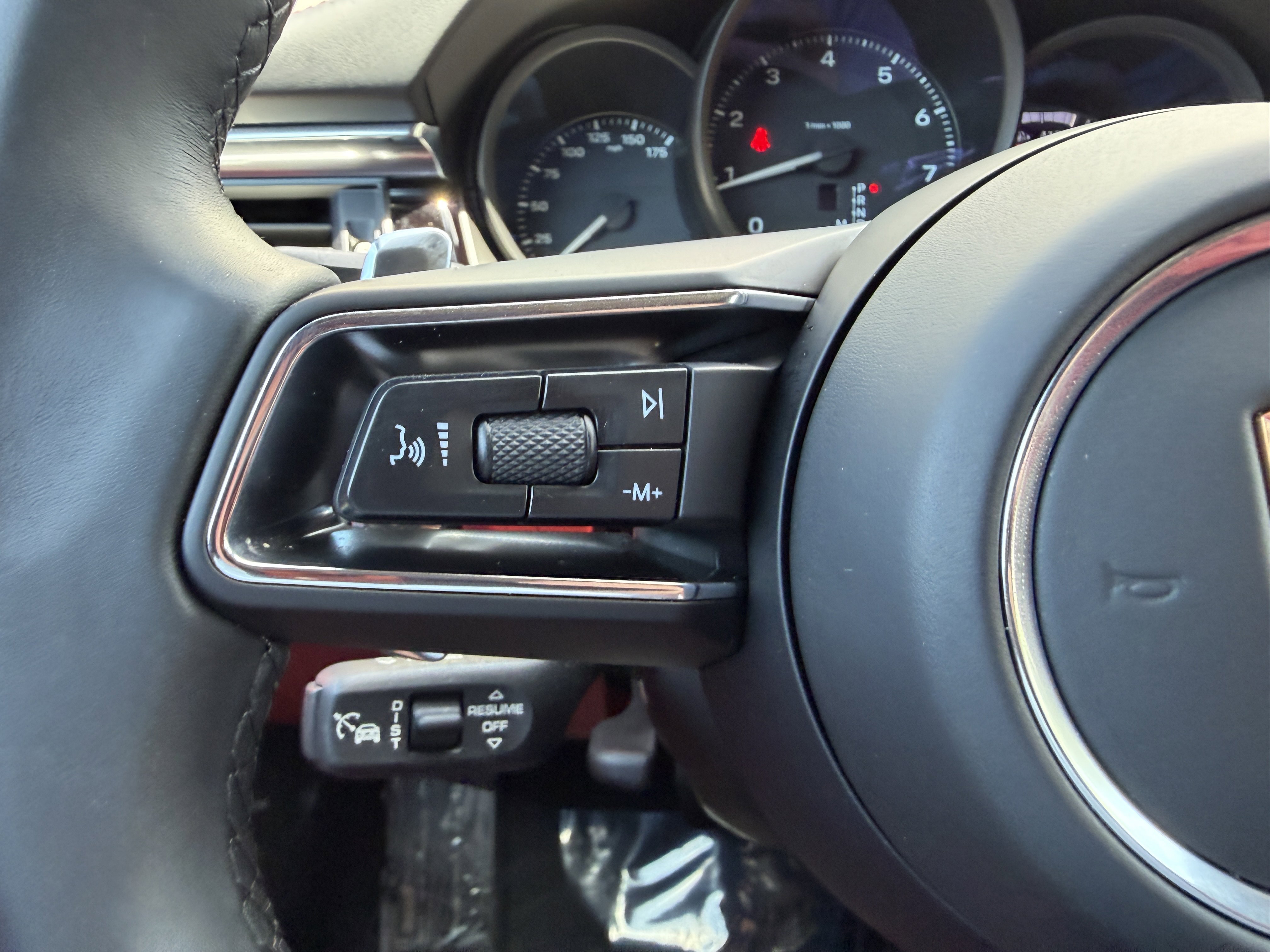 Certified 2025 Porsche Macan image 35