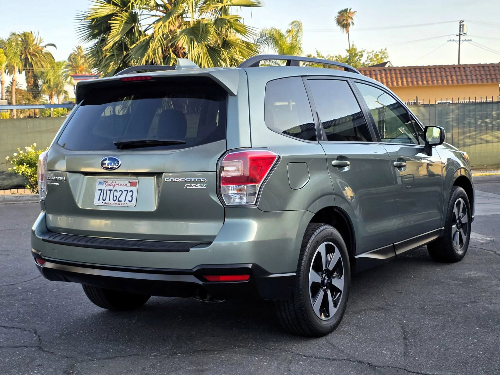 Used 2017 Subaru Forester 2.5i Premium w/ All-Weather Package AWD/4WD image 4