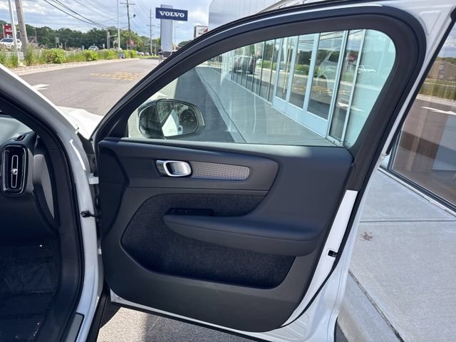 Certified 2025 Volvo XC40 B5 Plus AWD/4WD image 13