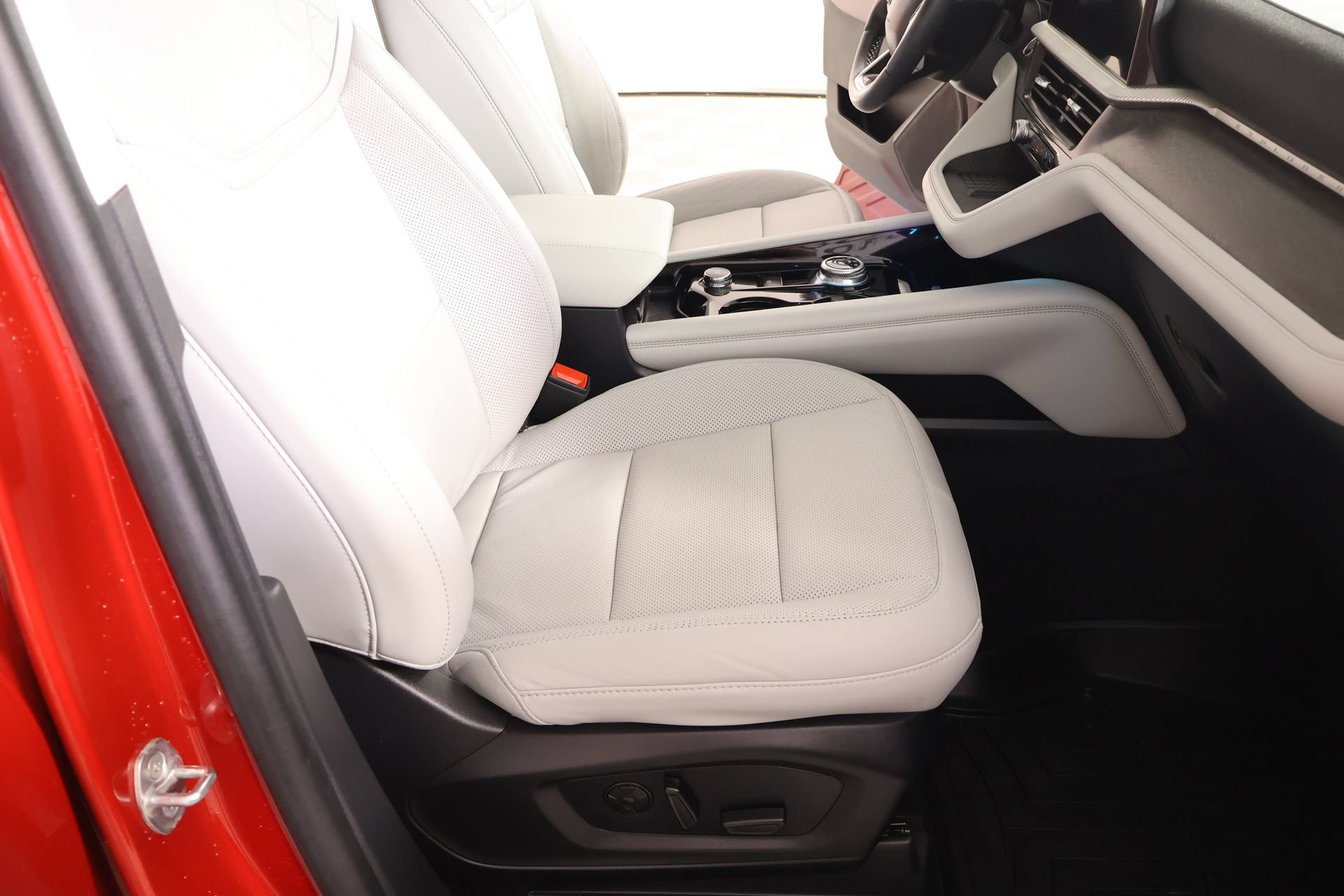 Used 2025 Ford Explorer Platinum w/ Ultimate Package AWD/4WD image 15