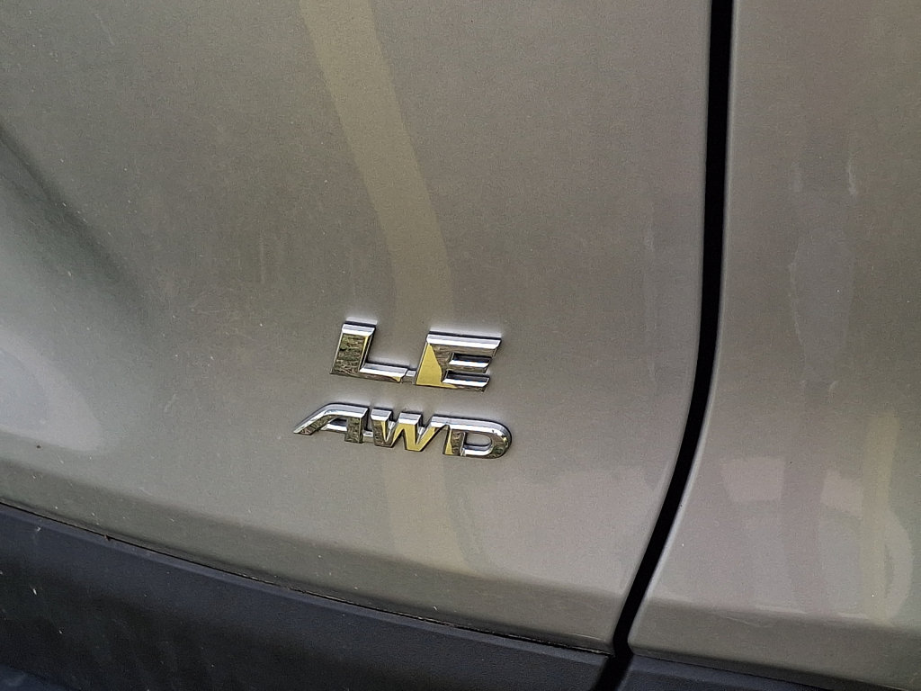 Used 2024 Toyota RAV4 LE AWD/4WD image 4