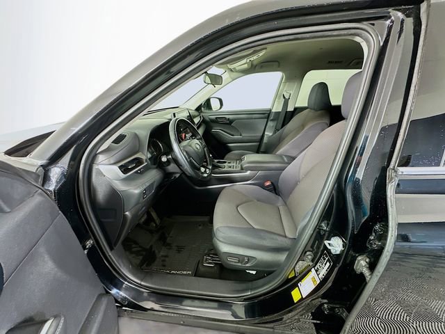 Used 2020 Toyota Highlander LE AWD/4WD image 19