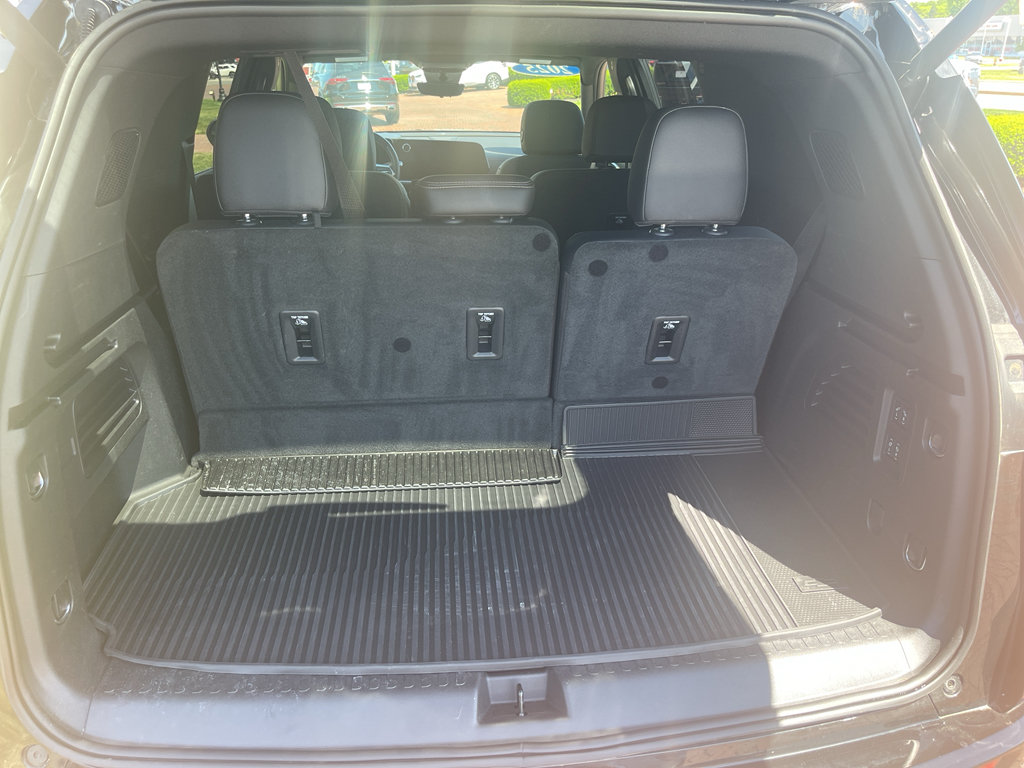 Used 2025 Chevrolet Traverse High Country w/ LPO, Floor Liner Package AWD/4WD image 15