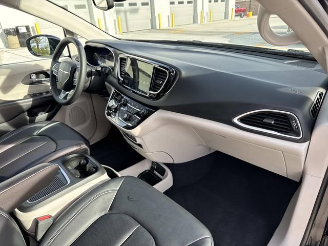 Used 2024 Chrysler Pacifica Touring-L image 12