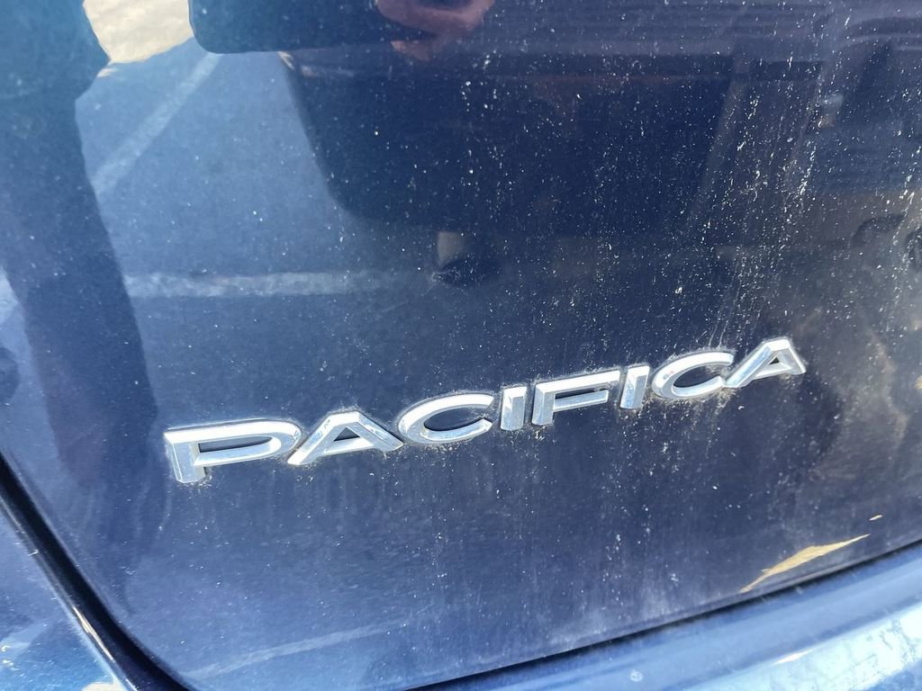 Used 2023 Chrysler Pacifica Touring-L image 6