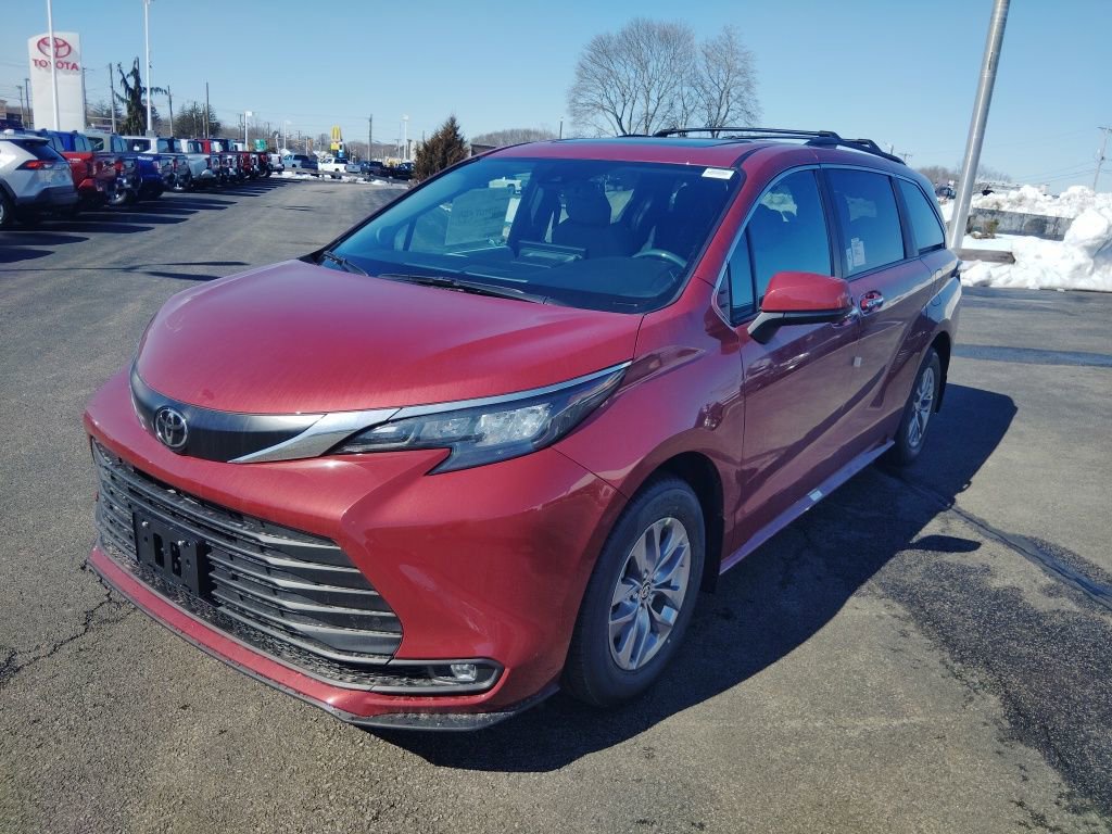 New 2026 Toyota Sienna XLE image 2