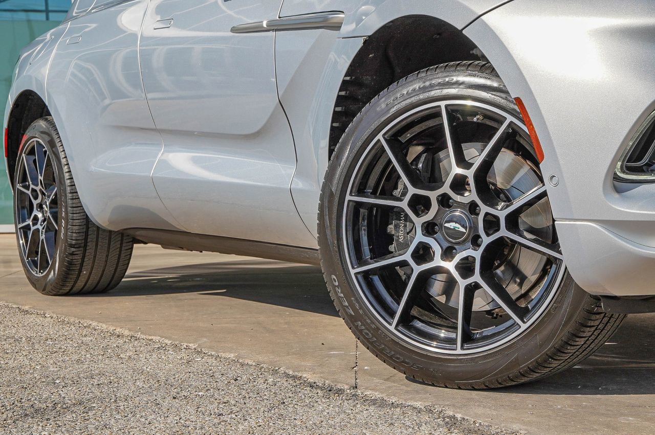 Used 2022 Aston Martin DBX image 2