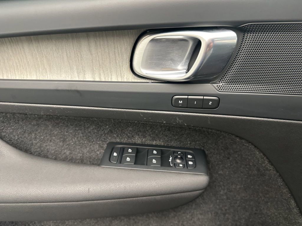Used 2023 Volvo XC40 B5 Core image 24