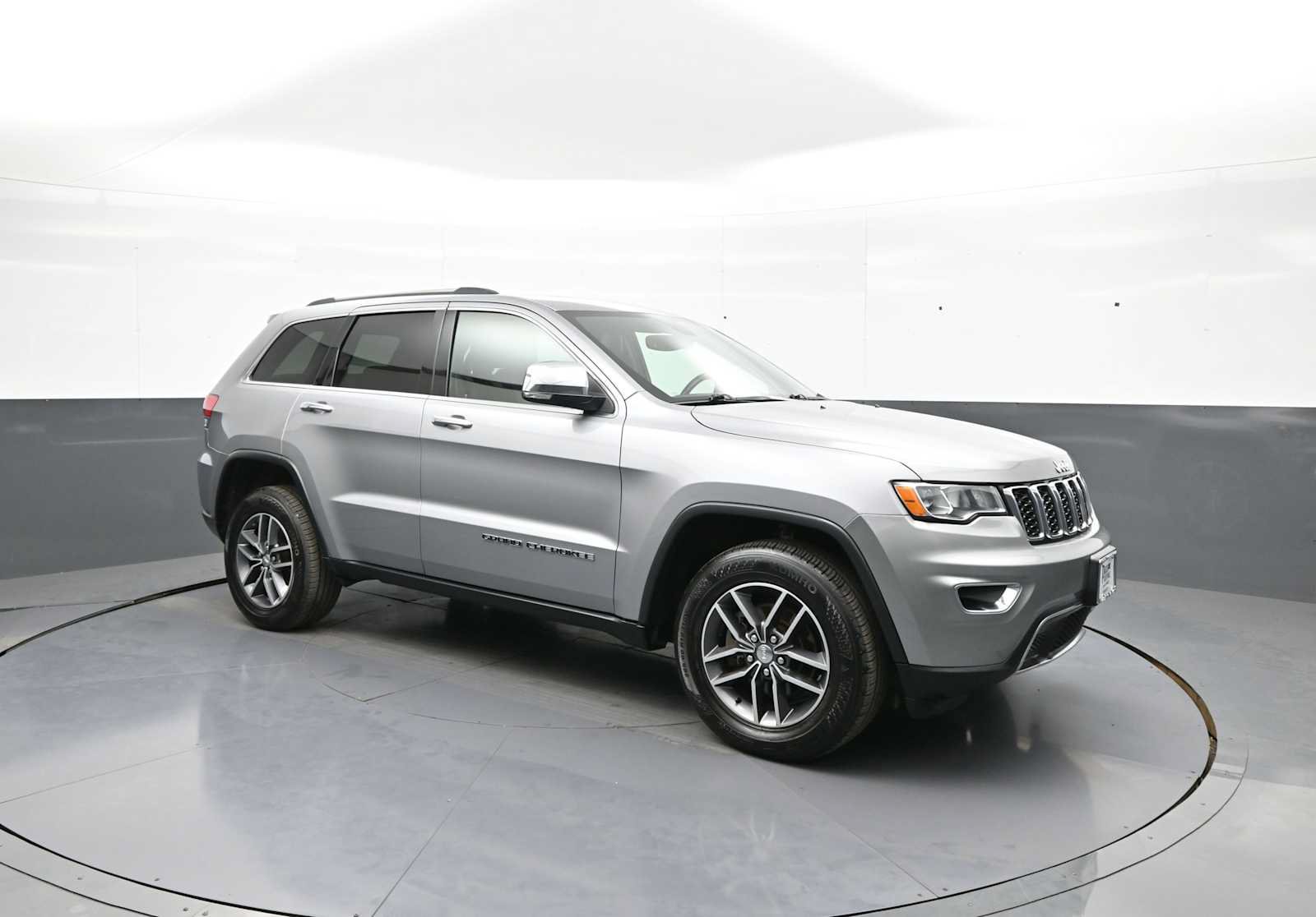 Used 2018 Jeep Grand Cherokee Limited AWD/4WD image 3