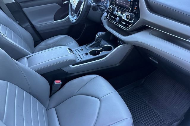 Used 2022 Toyota Highlander XLE AWD/4WD image 21