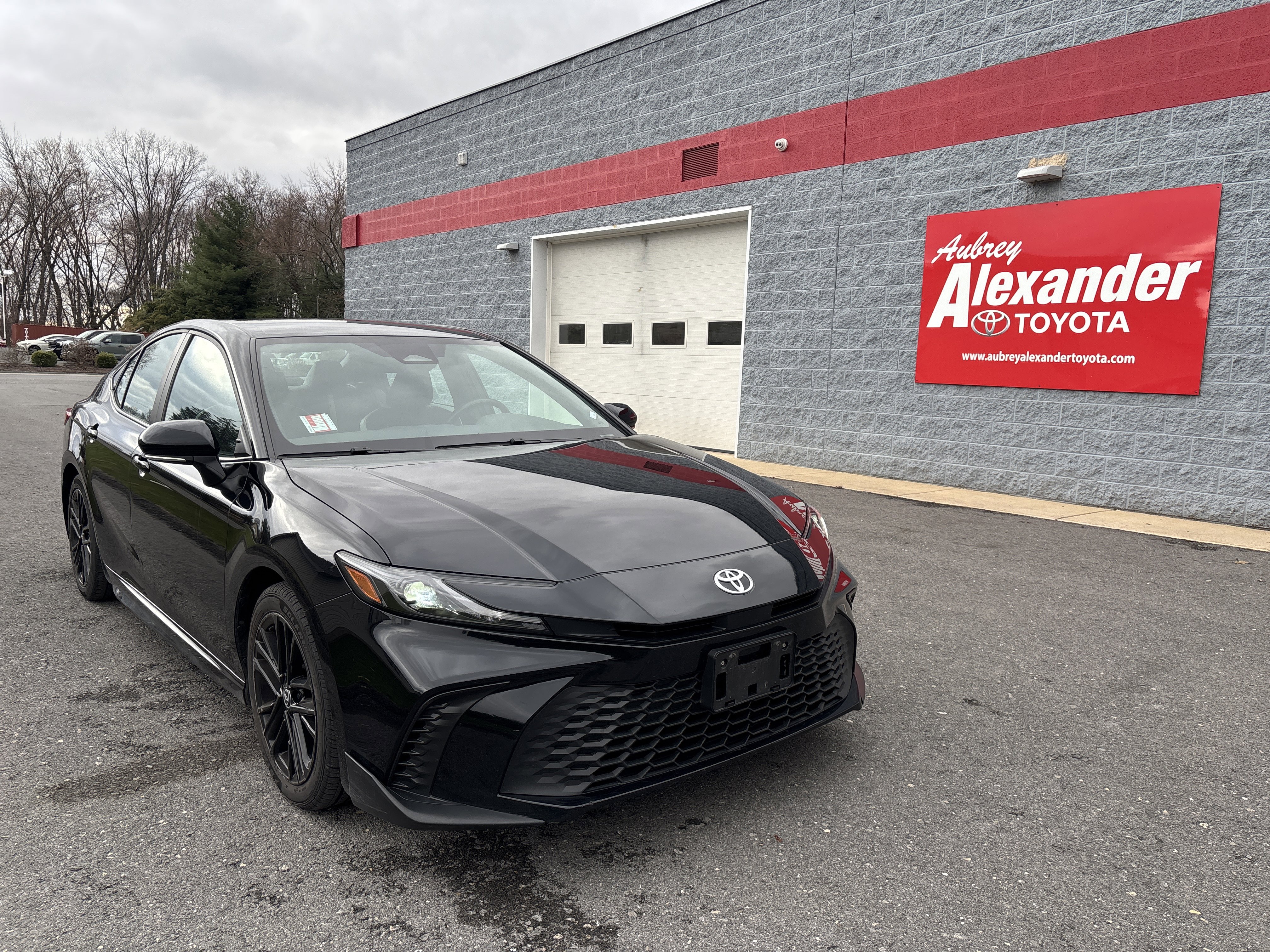 Used 2025 Toyota Camry SE FWD image 1