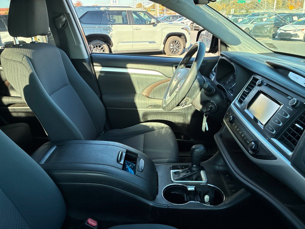 Used 2019 Toyota Highlander LE AWD/4WD image 30