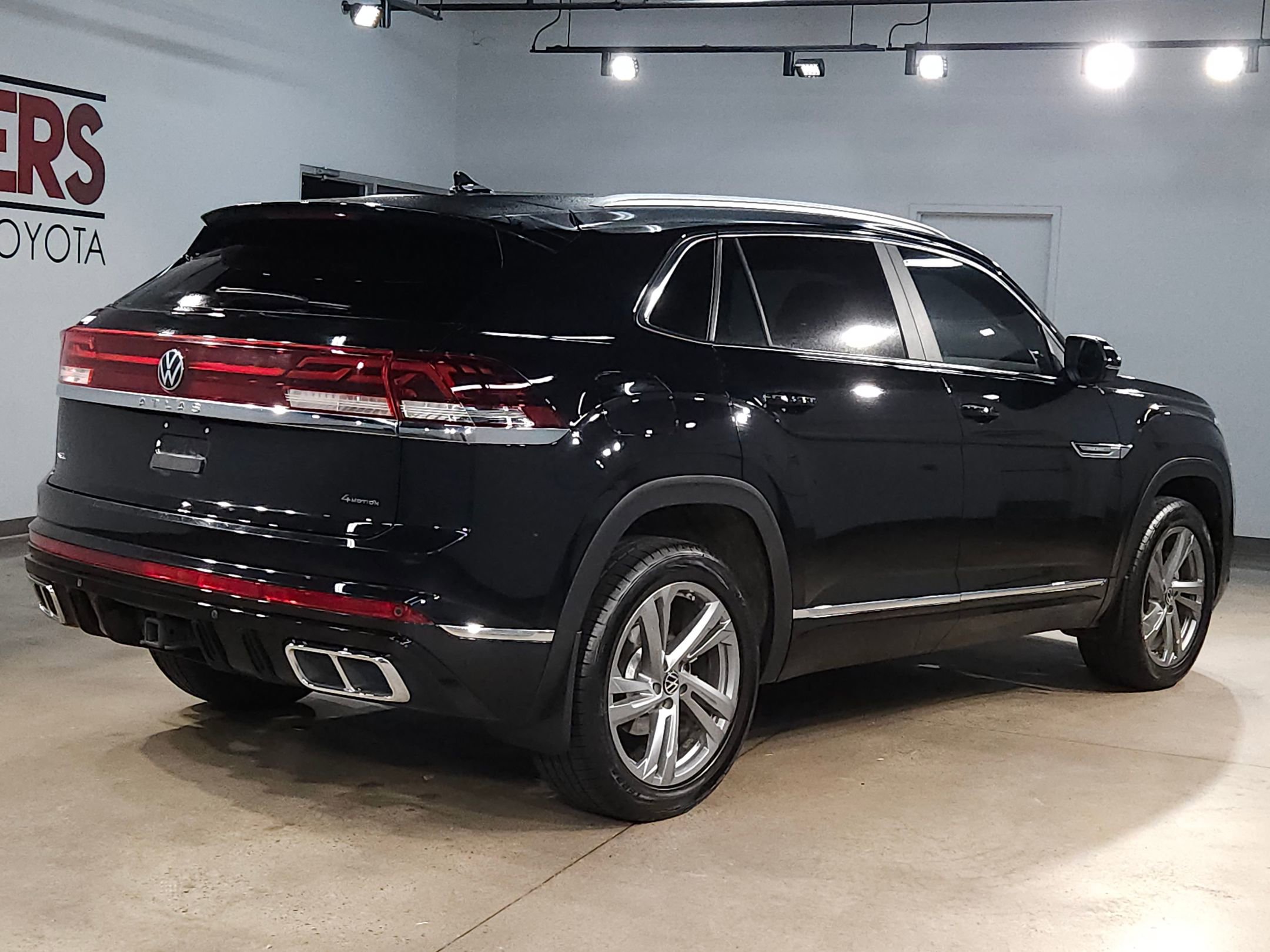 Used 2024 Volkswagen Atlas Cross Sport SEL R-Line image 7