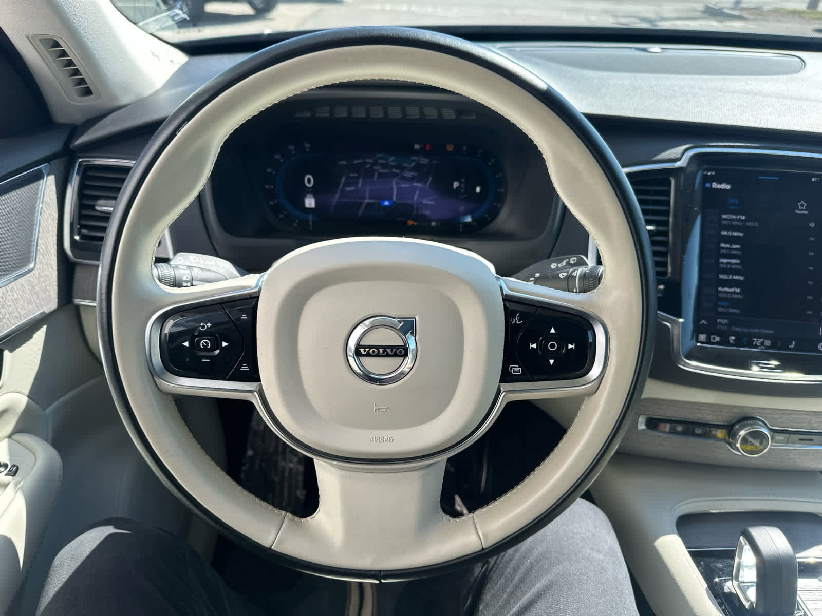 Used 2023 Volvo XC90 B6 Plus image 17