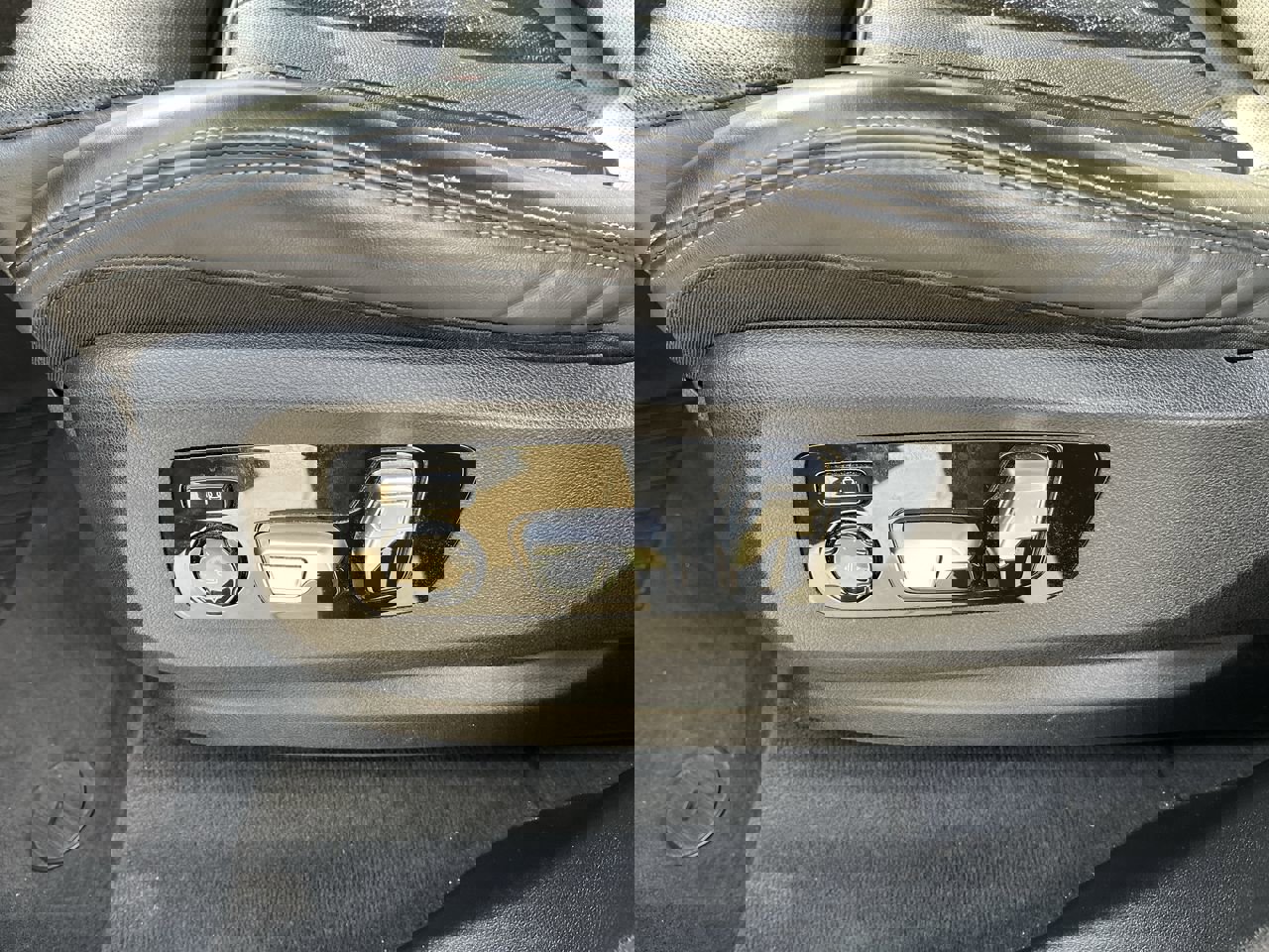 Used 2021 BMW X5 M50i w/ Executive Package image 15