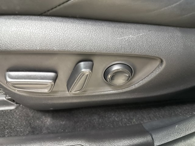 Used 2022 Toyota Venza XLE image 26