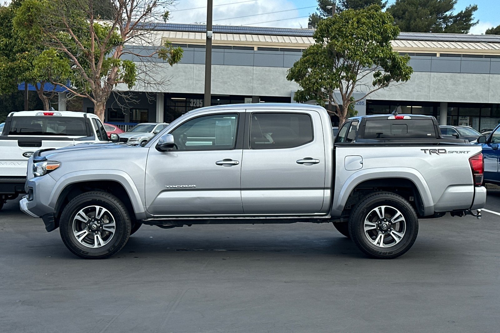 Used 2019 Toyota Tacoma TRD Sport w/ Technology Package RWD image 8