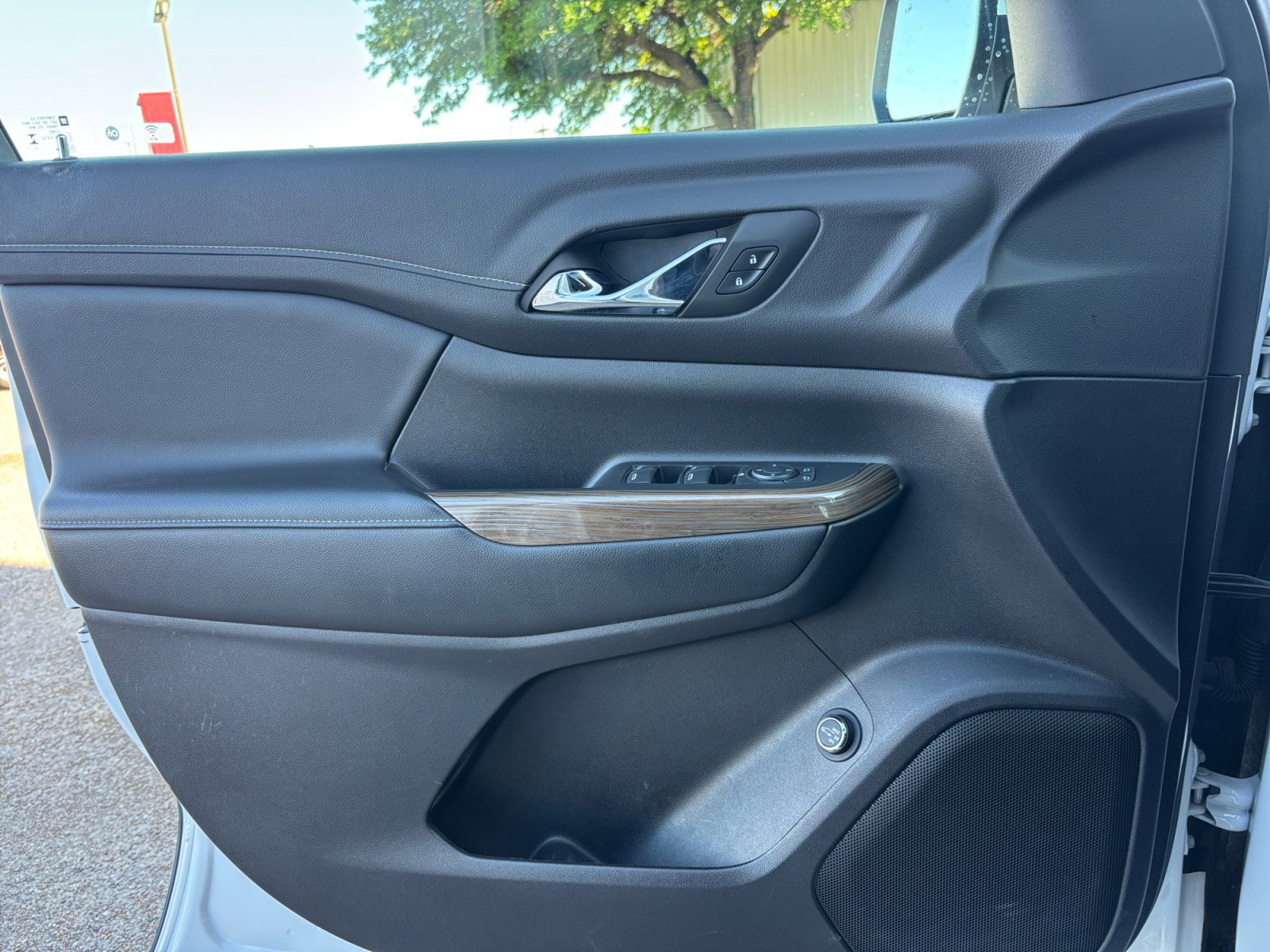 Used 2023 GMC Acadia SLE w/ Driver Convenience Package image 30