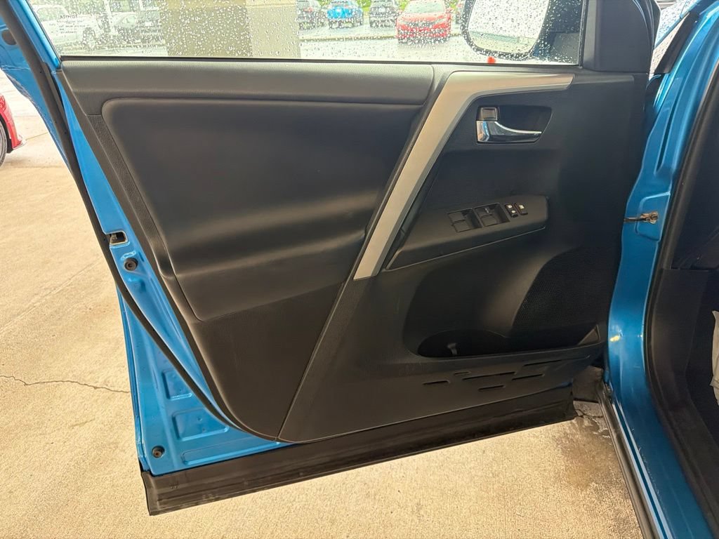Used 2018 Toyota RAV4 XLE AWD/4WD image 18