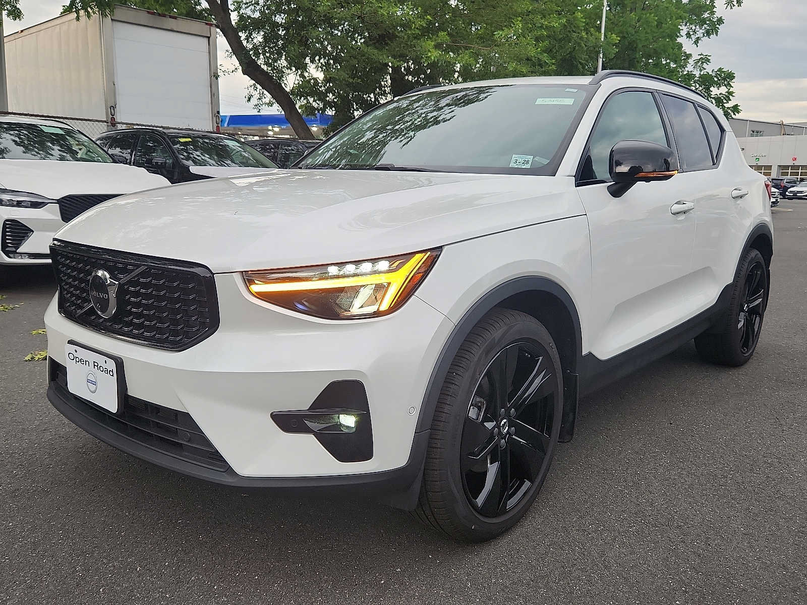 Used 2023 Volvo XC40 B5 Plus w/ Driver Assist Package AWD/4WD image 3