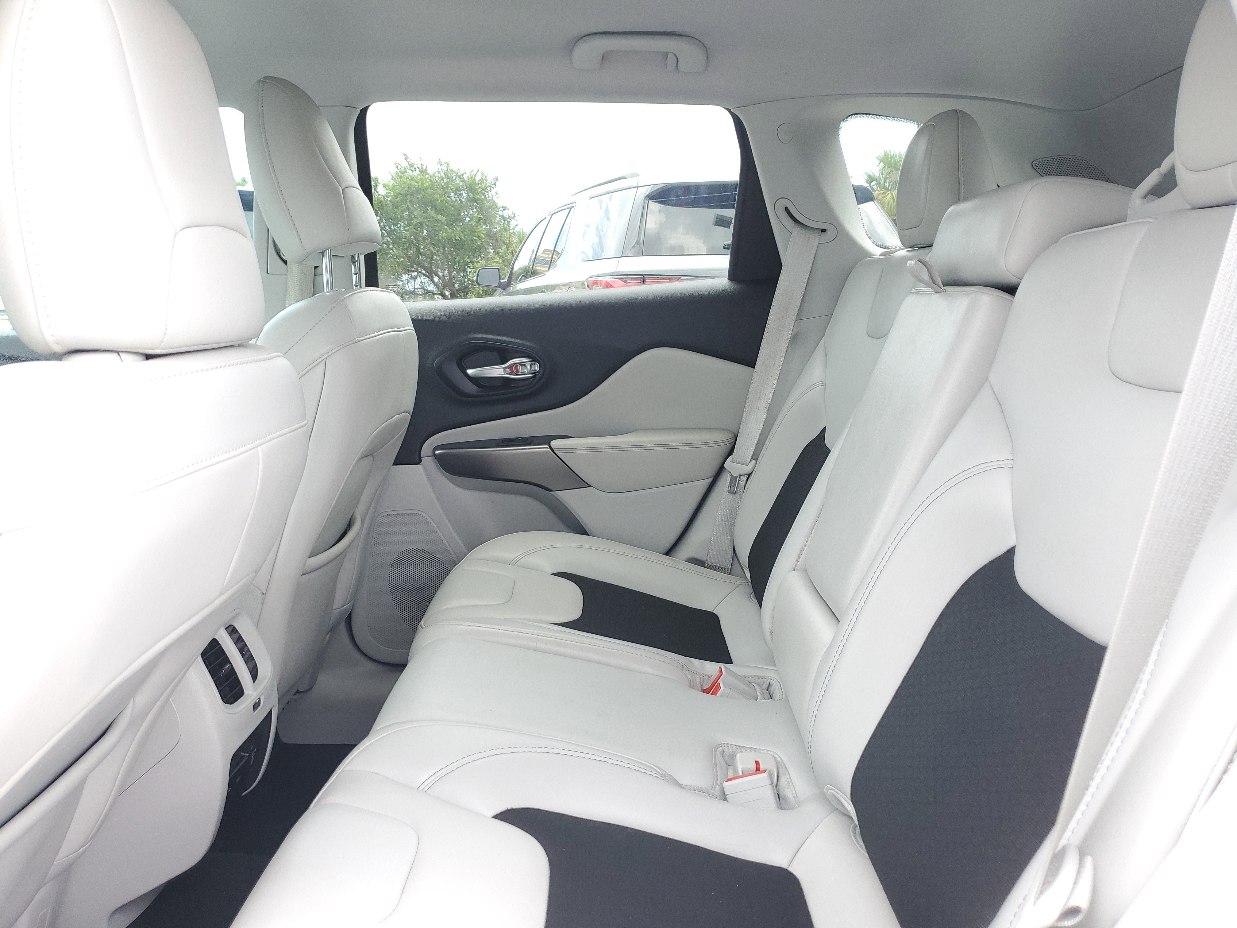 Used 2020 Jeep Cherokee Latitude Plus w/ Comfort/Convenience Group FWD image 9
