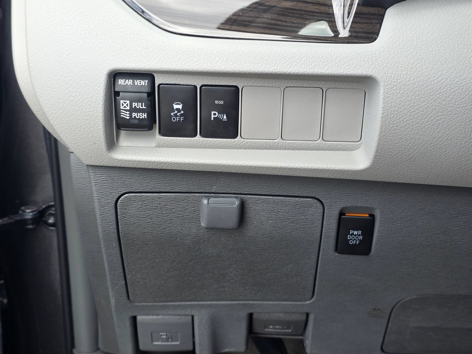 Used 2018 Toyota Sienna XLE w/ XLE Navigation Package FWD image 24