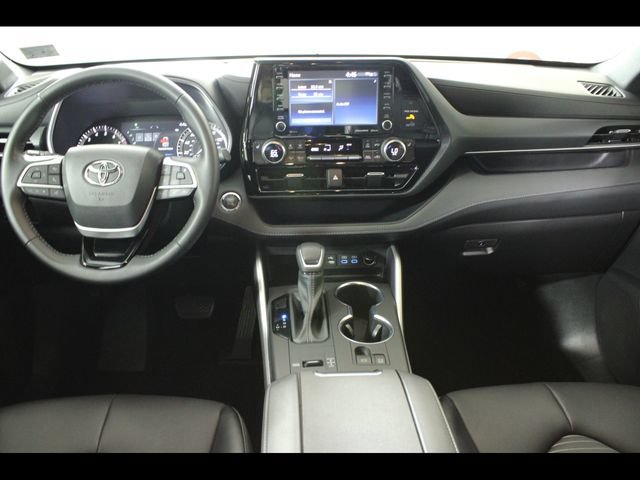 Used 2022 Toyota Highlander XSE FWD image 11