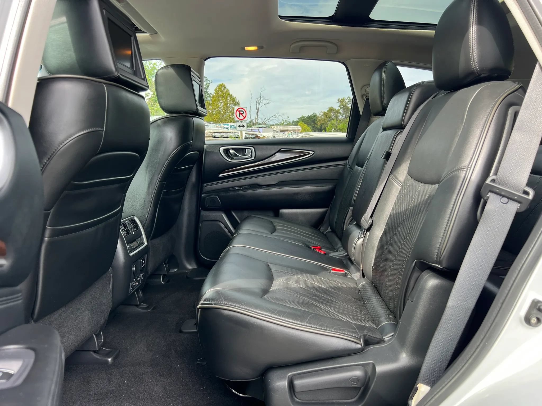 Used 2013 INFINITI JX35 AWD w/ Premium Pkg image 18