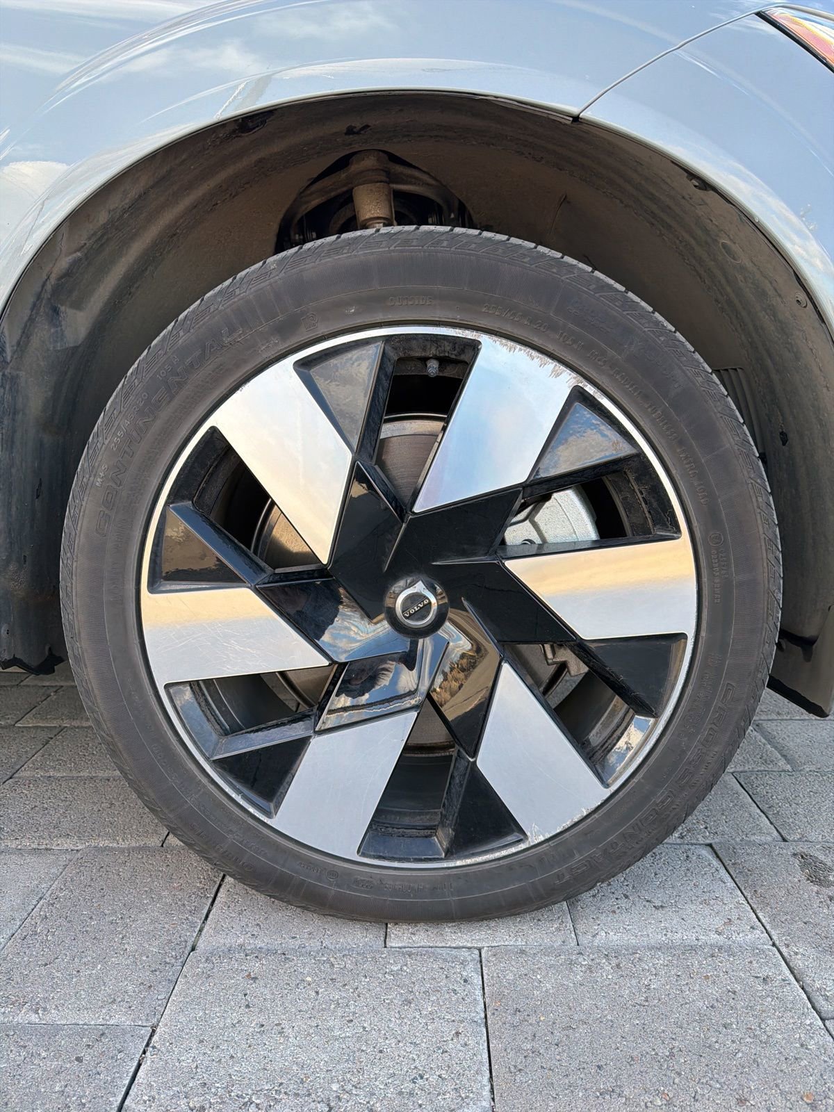 Certified 2025 Volvo XC60 T8 Plus w/ Protection Package Premier image 8