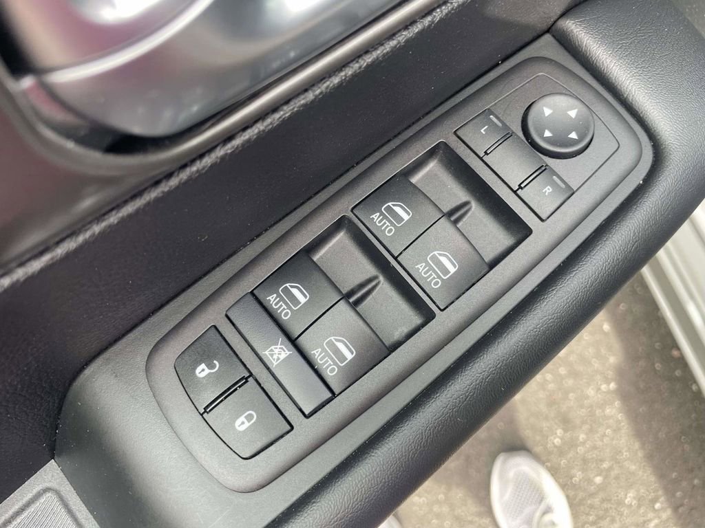 Used 2025 Chrysler Pacifica Select image 14