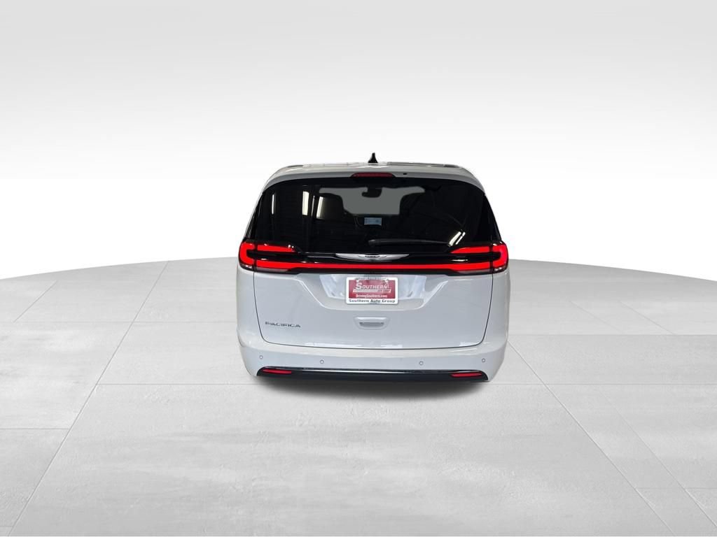 Used 2025 Chrysler Pacifica Select FWD image 4