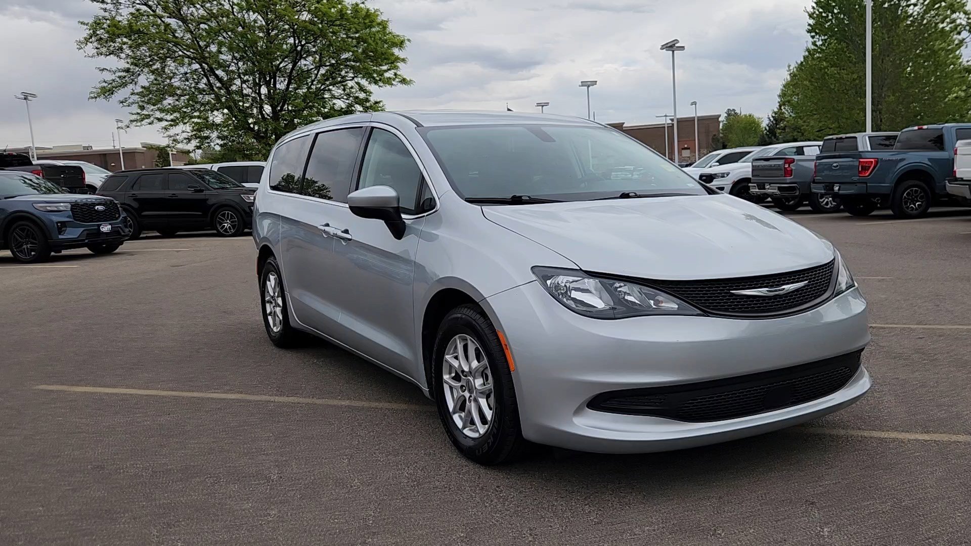 Used 2022 Chrysler Voyager LX FWD image 6