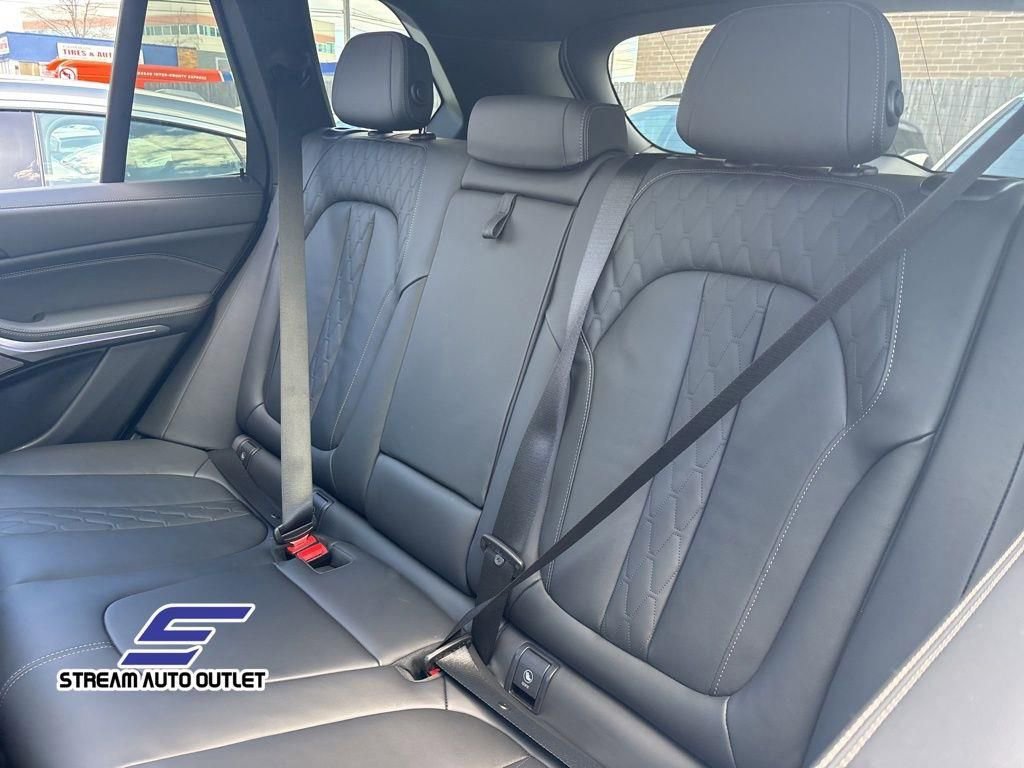Used 2025 BMW X5 xDrive50e AWD/4WD image 25