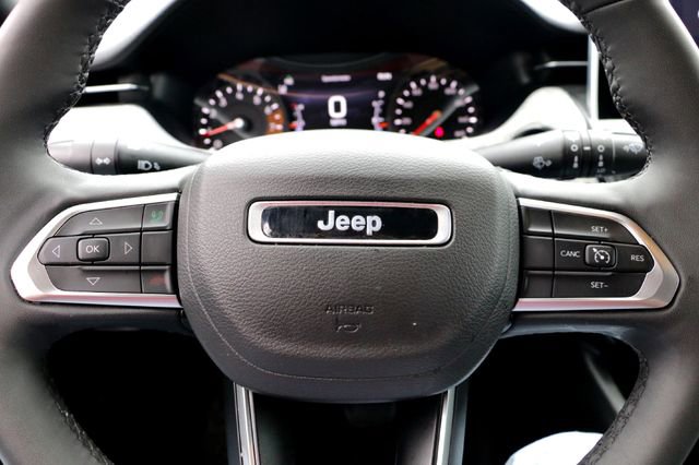 Used 2025 Jeep Compass Latitude image 12