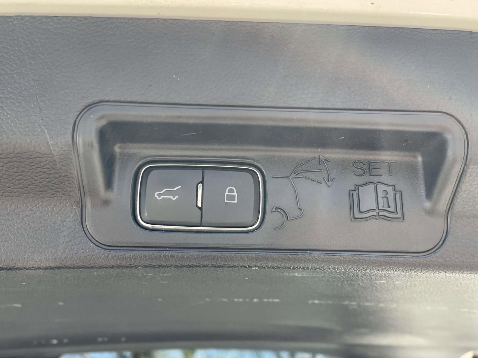 Certified 2022 Ford Explorer XLT w/ Equipment Group 202A image 7