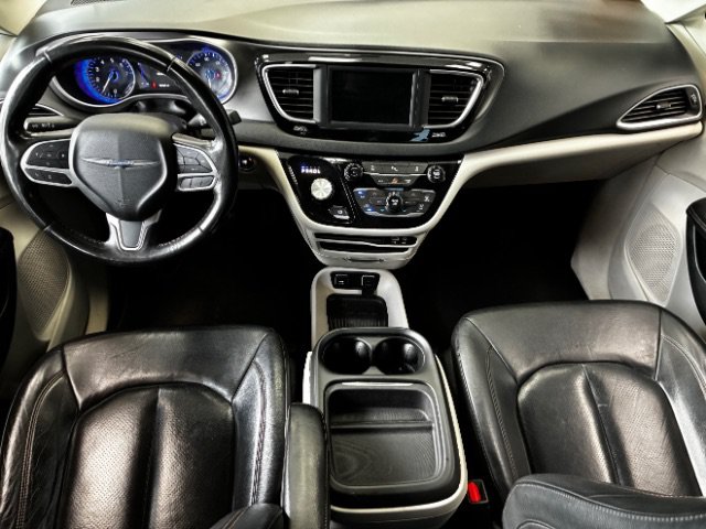 Used 2020 Chrysler Pacifica Touring-L FWD image 18