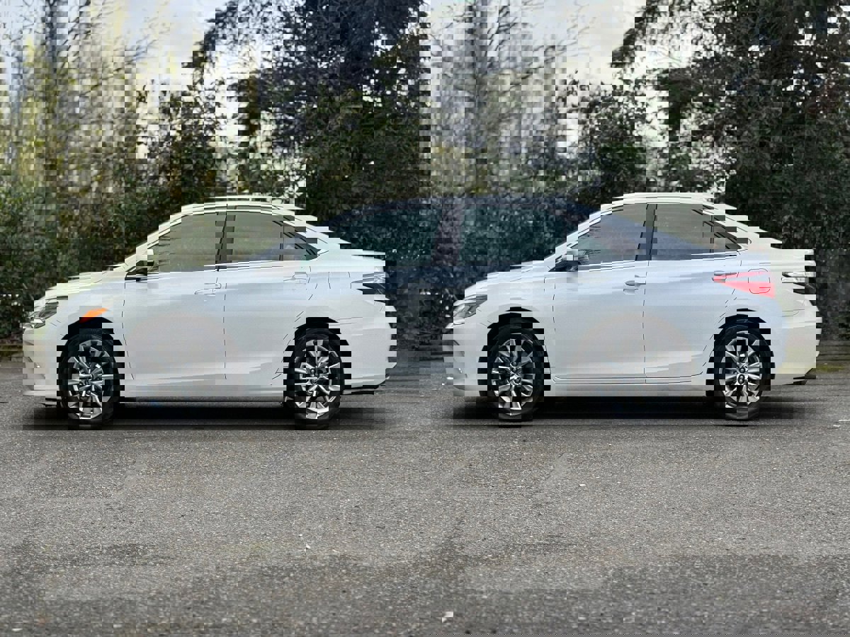 Used 2015 Toyota Camry XLE w/ Advanced Technology Package FWD image 6