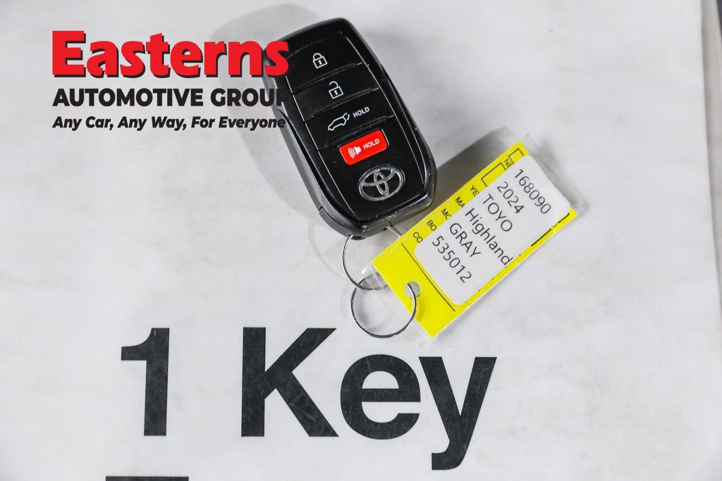 Used 2024 Toyota Highlander LE image 25