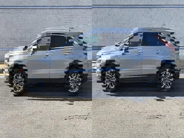 Used 2025 Cadillac XT4 Premium Luxury FWD image 4