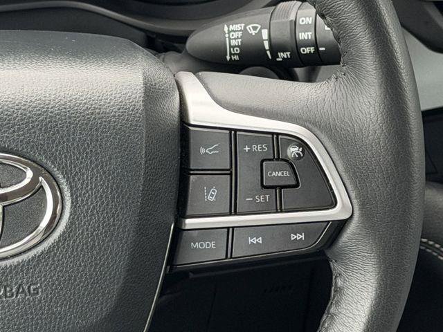 Certified 2025 Toyota Sienna XLE FWD image 13