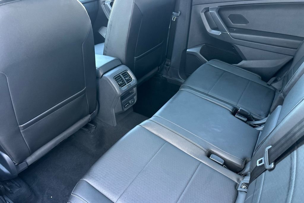 Used 2018 Volkswagen Tiguan SE w/ Panoramic Sunroof Package image 12