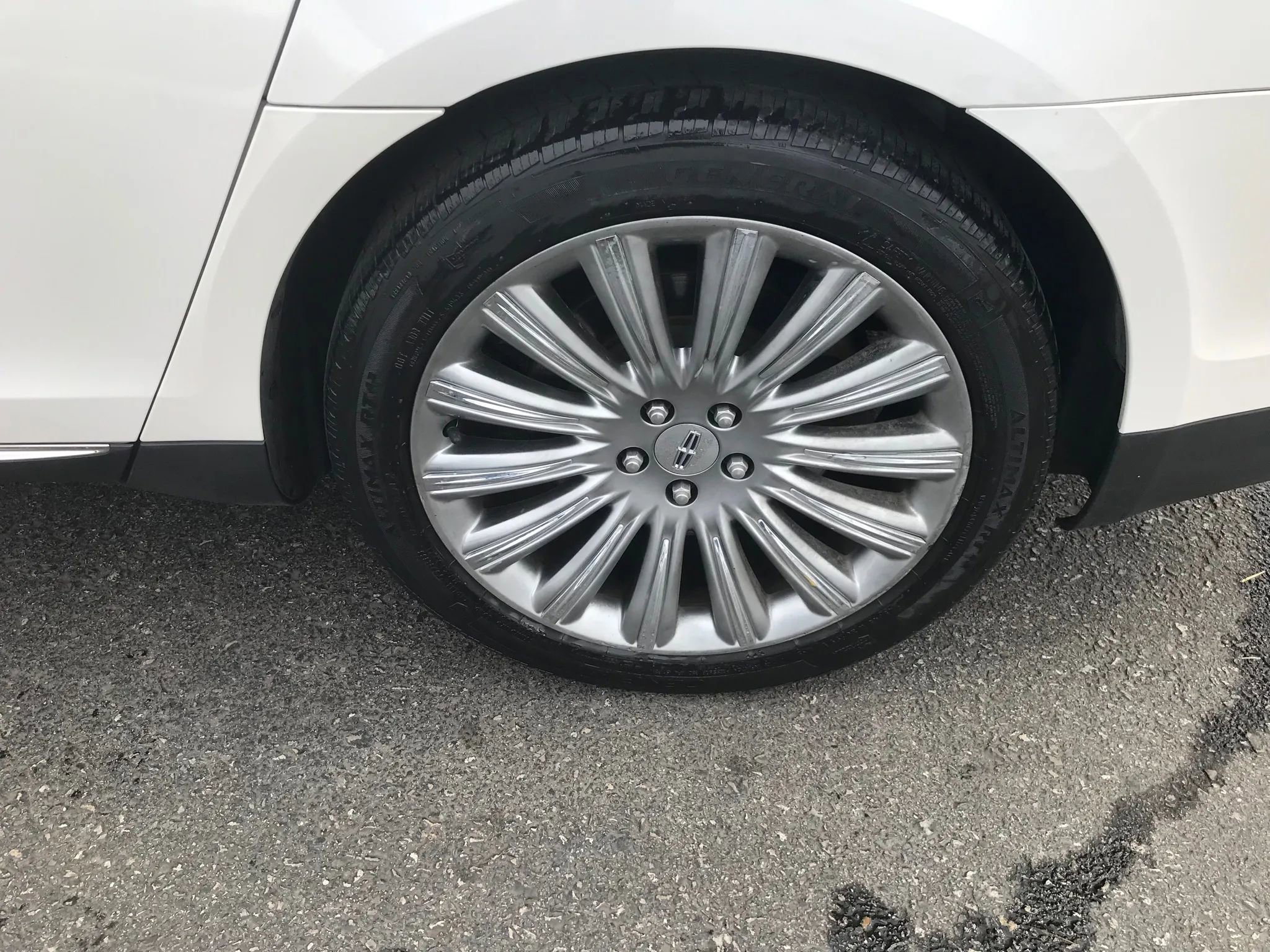 Used 2014 Lincoln MKS Sedan 4D w/ Equipment Group 101A image 47