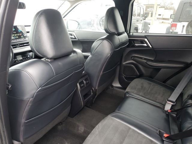 Used 2024 Mitsubishi Outlander SE image 30