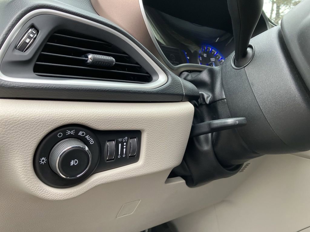 Used 2018 Chrysler Pacifica Touring-L image 9