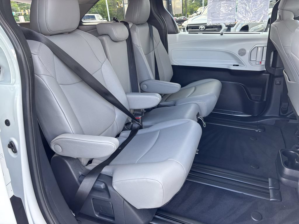 Used 2026 Toyota Sienna XLE FWD image 42