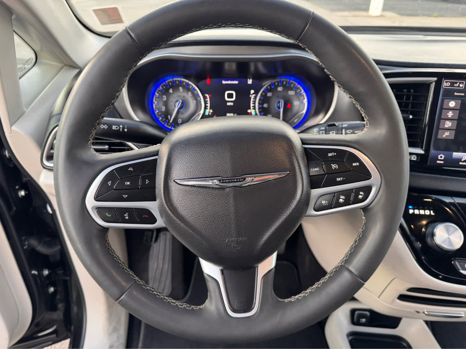 Used 2023 Chrysler Pacifica Touring-L image 17