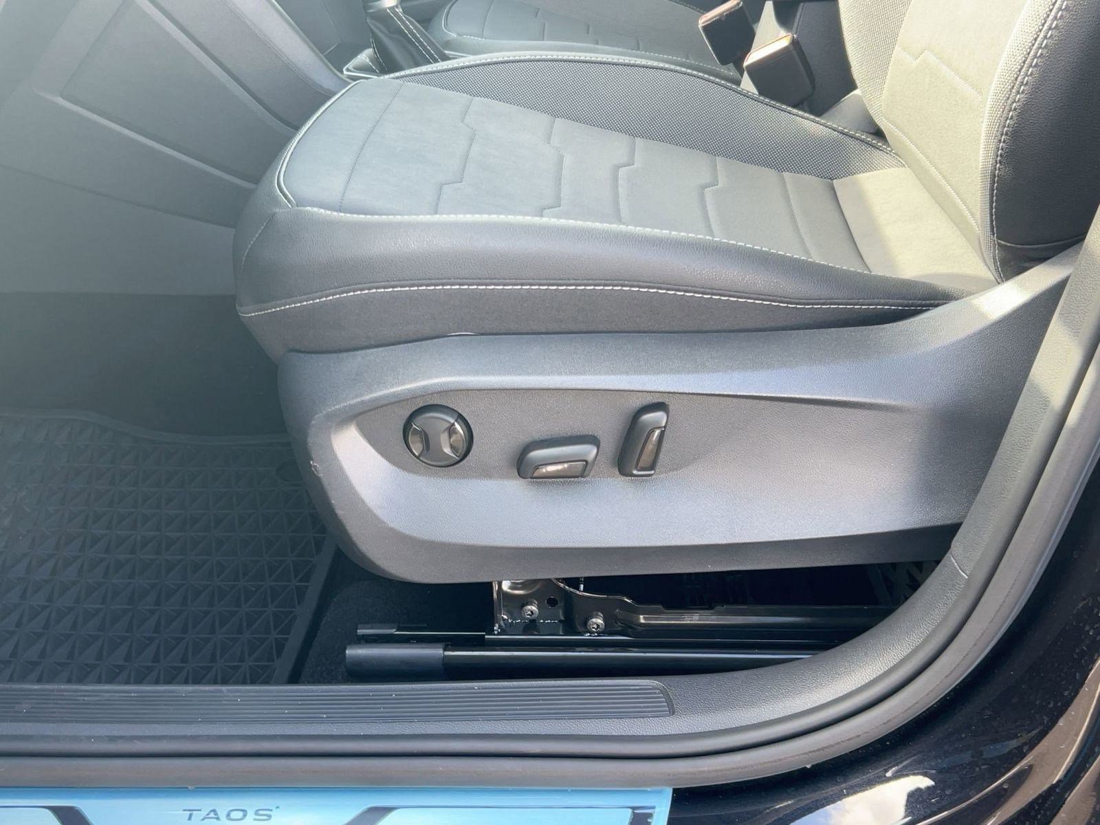 Used 2025 Volkswagen Taos SE image 13