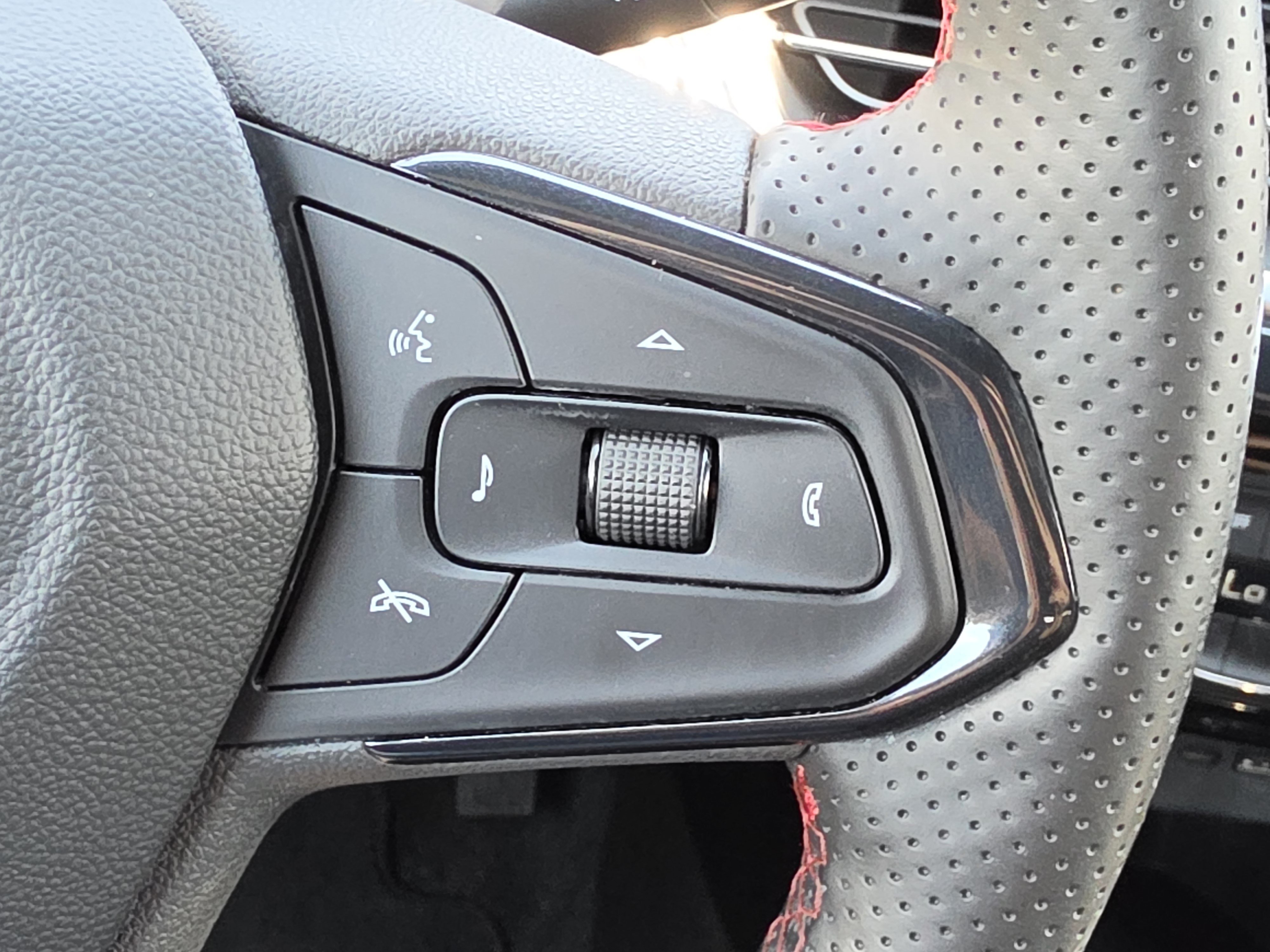 Used 2024 Chevrolet Trax RS w/ Driver Confidence Package FWD image 18